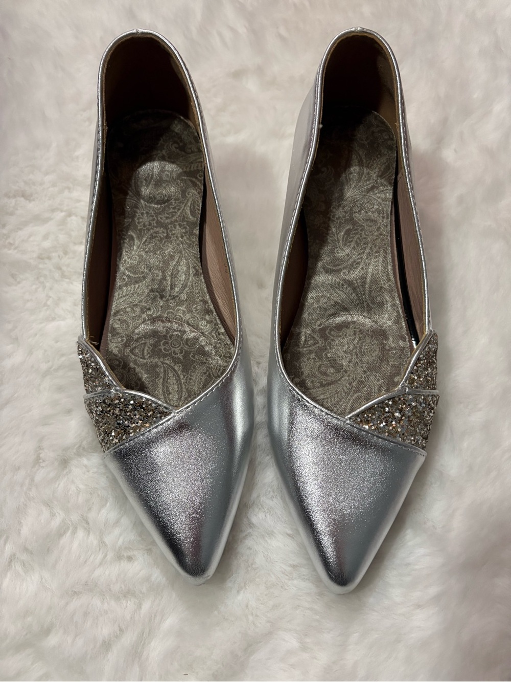 Women’s Silver Pointed Toe Glitter Accent with Small Mirrored Heel